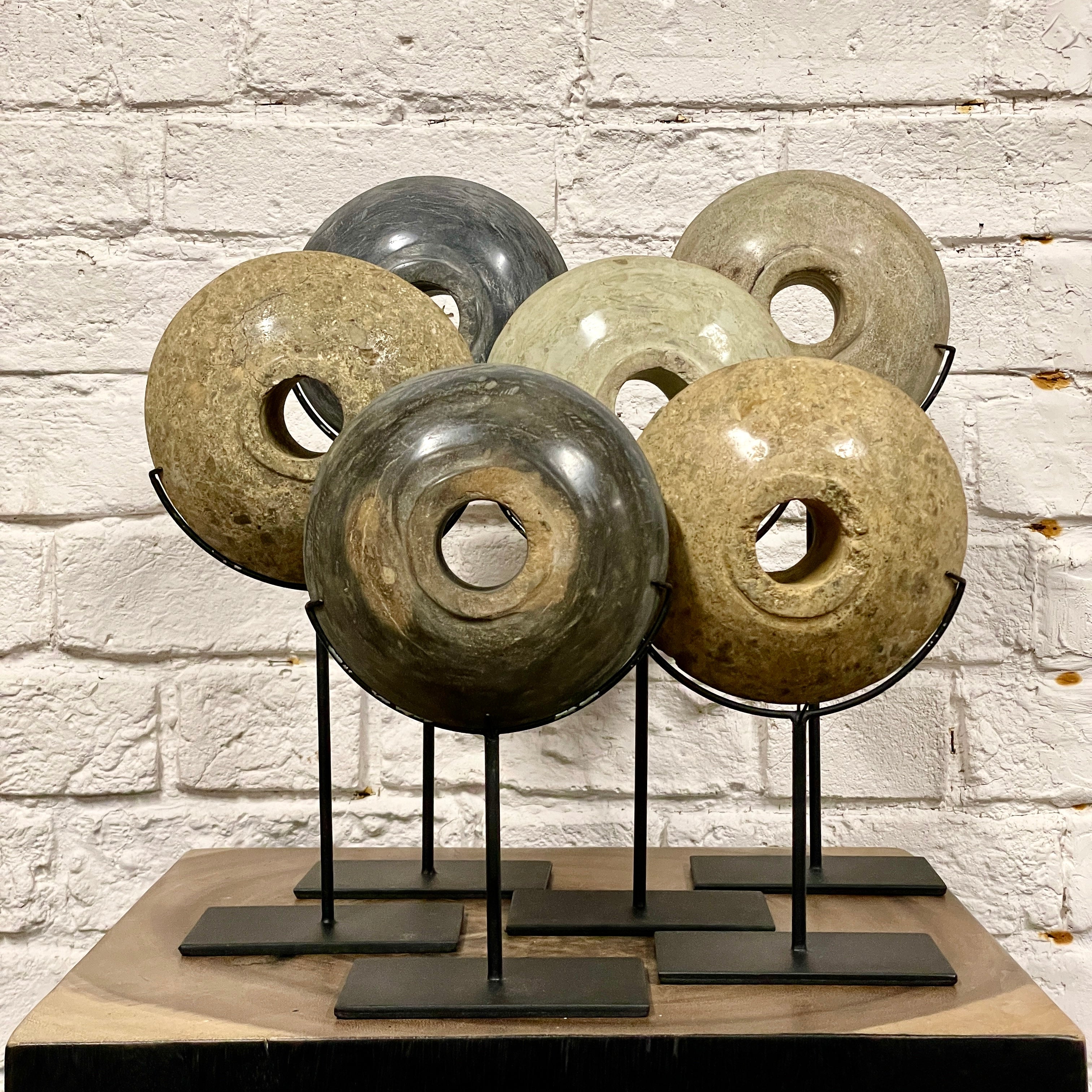 DECORATIVE POLISHED STONE DISC ON STAND